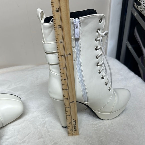 Stylish White Platform Ankle Boots - Picture 9 of 12